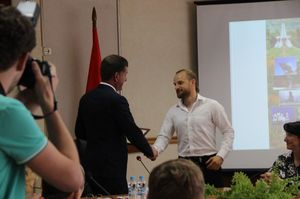 Александр Хлиманков вручает Благодарственное письмо Главы города Александру Цятковскому